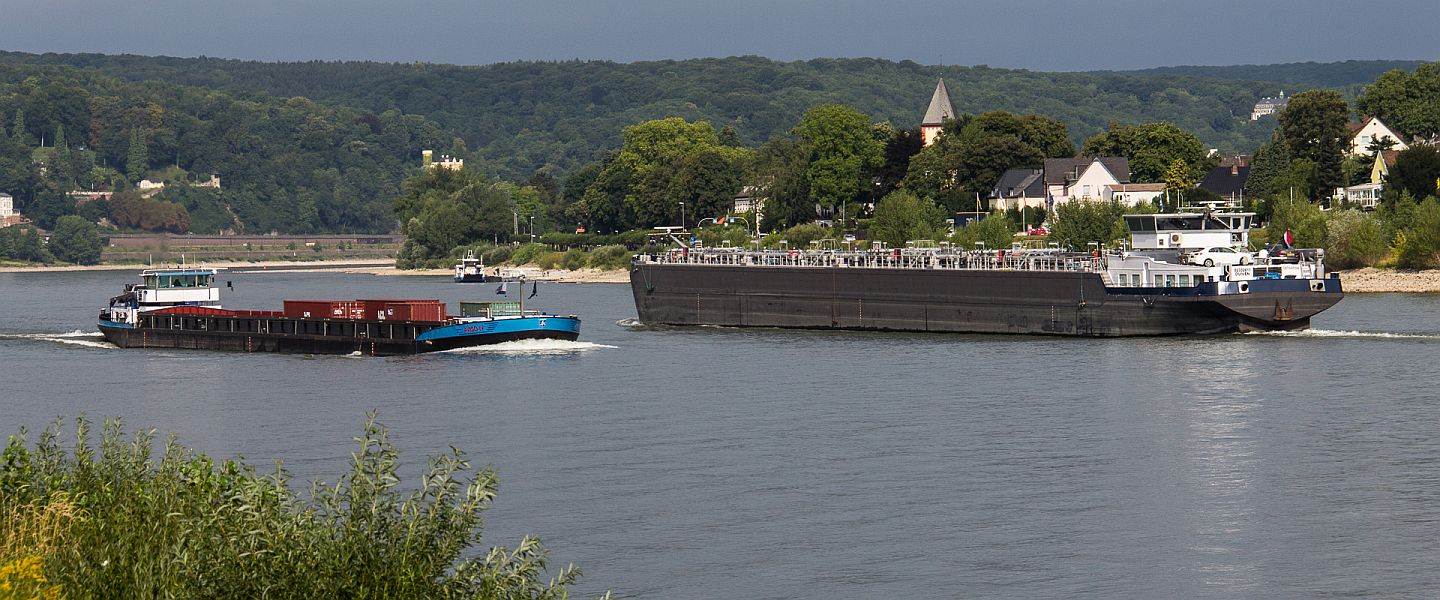 Schiffe auf dem Rhein